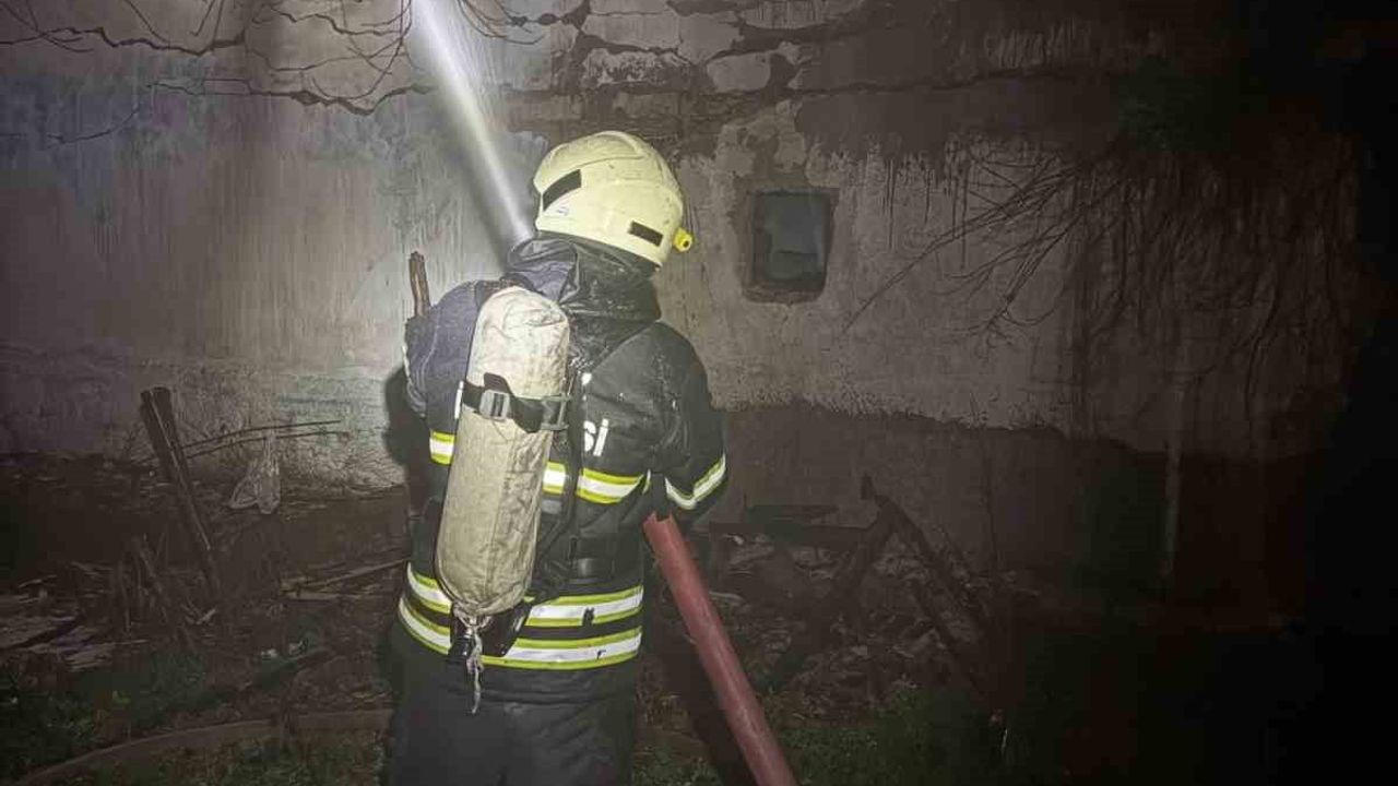 Kütahya'da Gece Yarısı Yangın: 1 Ev Kullanılamaz Hale Geldi