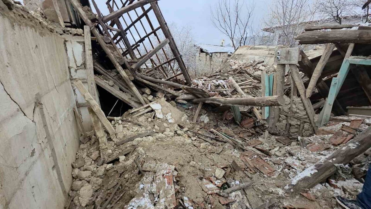 Kütahya'da Metruk Ev Çöktü: Güvercinlerini Kontrol Eden Kişi Enkazdan Yaralı Kurtarıldı