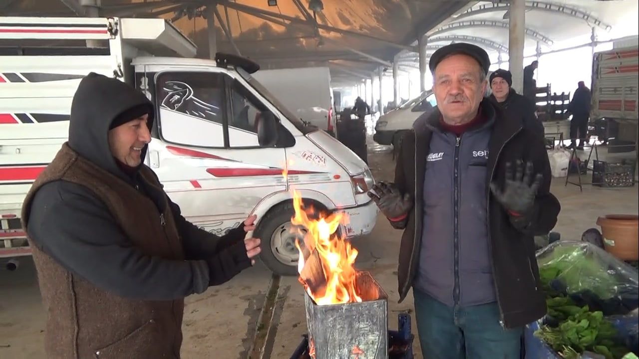 Kütahya'da Pazarcılar Tenekede Ateş Yakıp Isınıyor