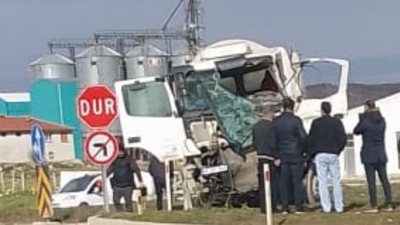 Kütahya'da Tepecik Kavşağı'nda Beton Mikserleri Çarpıştı — 2 Yaralı