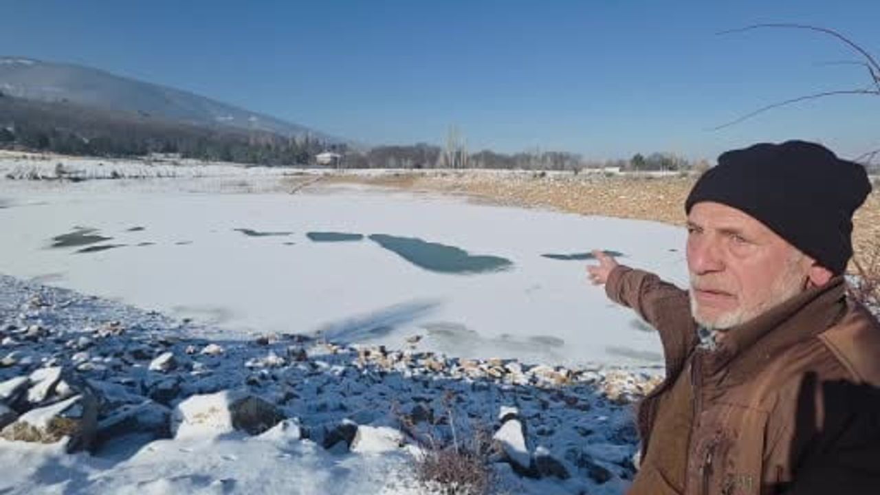 Kütahya Demirciören'de Sulama Göleti Tamamen Dondu — Eksi 10 ila Eksi 14°C