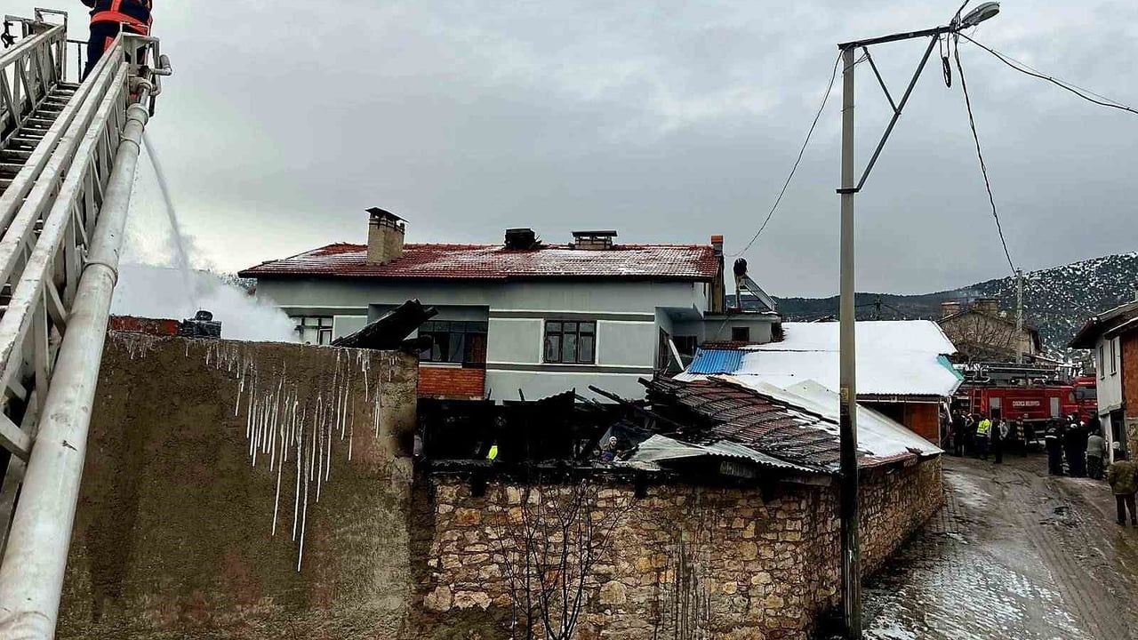 Kütahya Domaniç’te Ahır Yangını: Traktör ve Minibüs Yandı