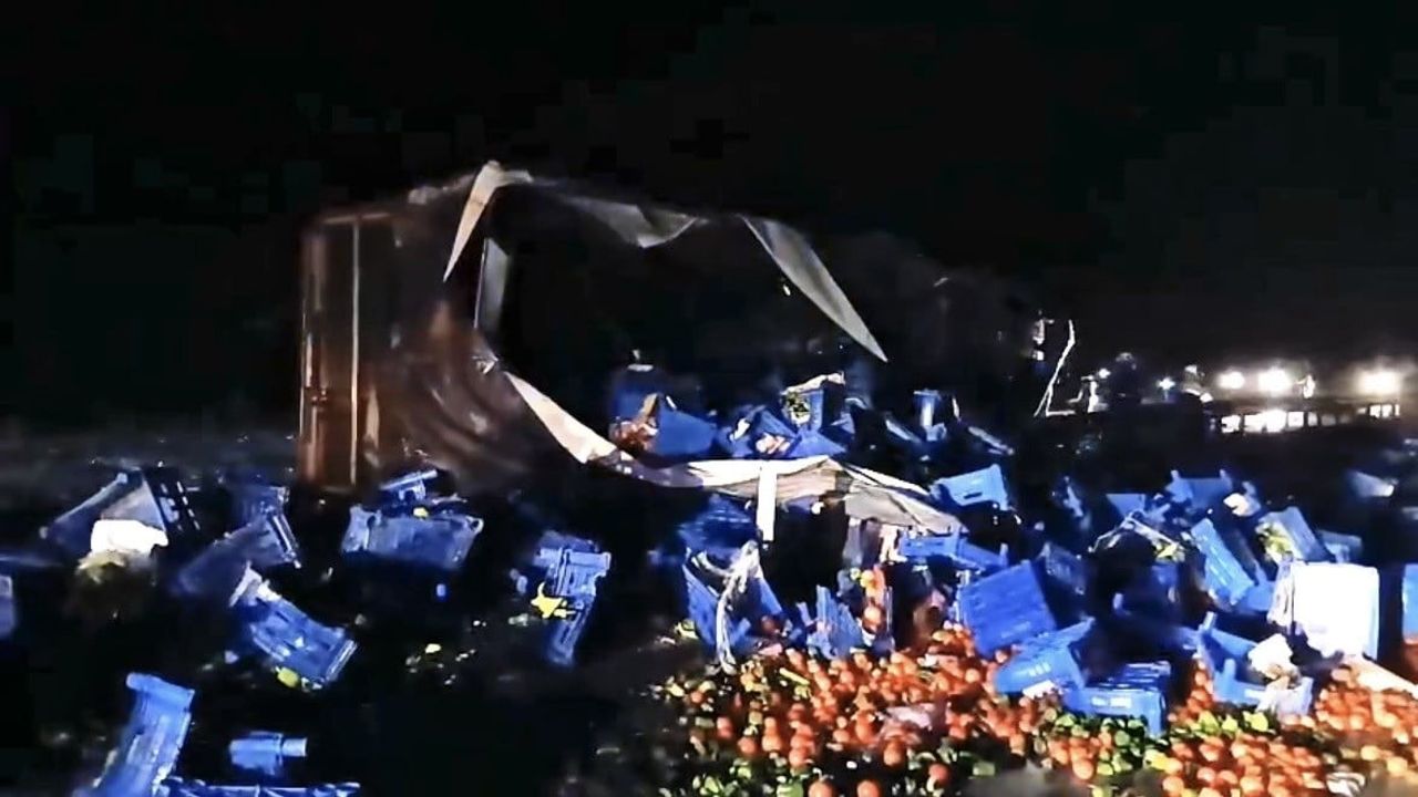 Kütahya-Eskişehir Karayolu'nda Meyve Yüklü Tır Devrildi