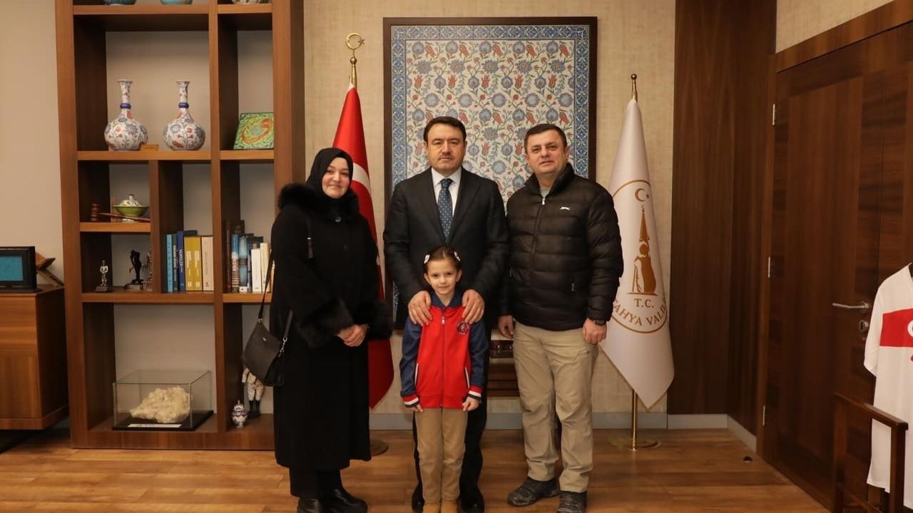 Kütahya Valisi Musa Işın Minik Havva'yı Valilikte Ağırladı