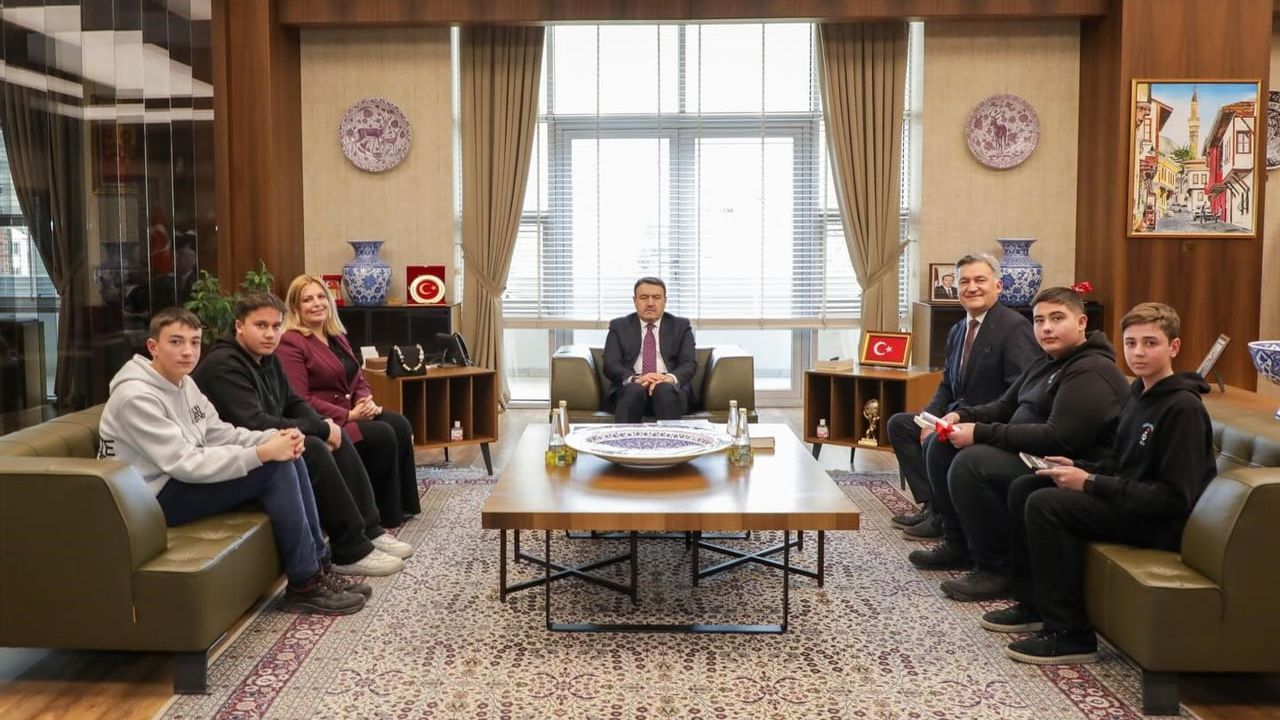 Kütahya Valisi Musa Işın, Öğrencilerin Eğitim Odaklı Podcastini Valilikte Dinledi