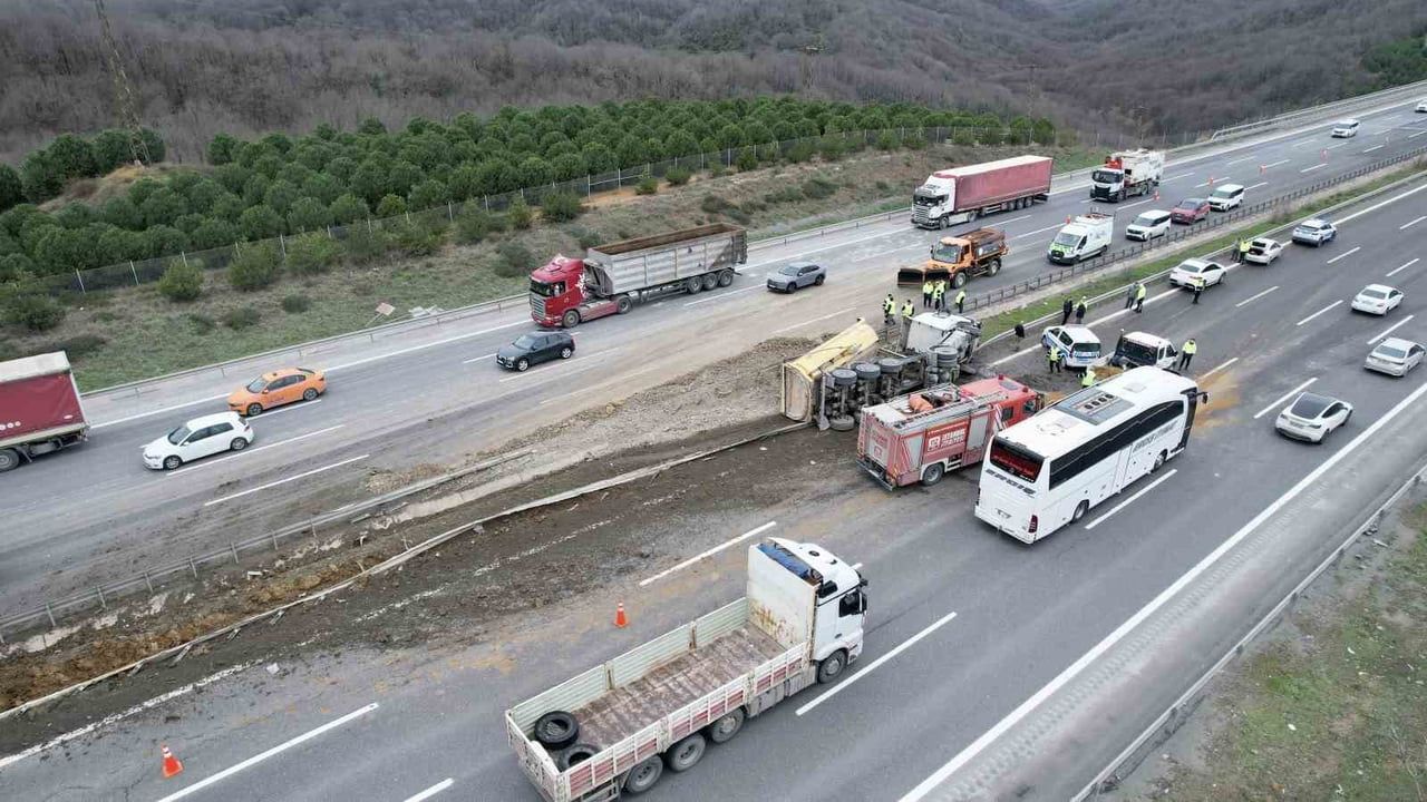 Kuzey Marmara Otoyolu Fenertepe'de hafriyat kamyonu devrildi