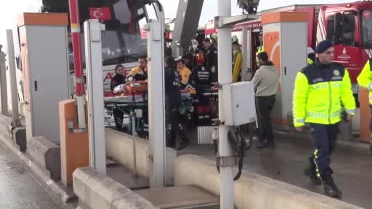 Kuzey Marmara Otoyolu Kınalı Gişeleri'nde Otobüs Kazası: Araçta Sıkışanlar Var
