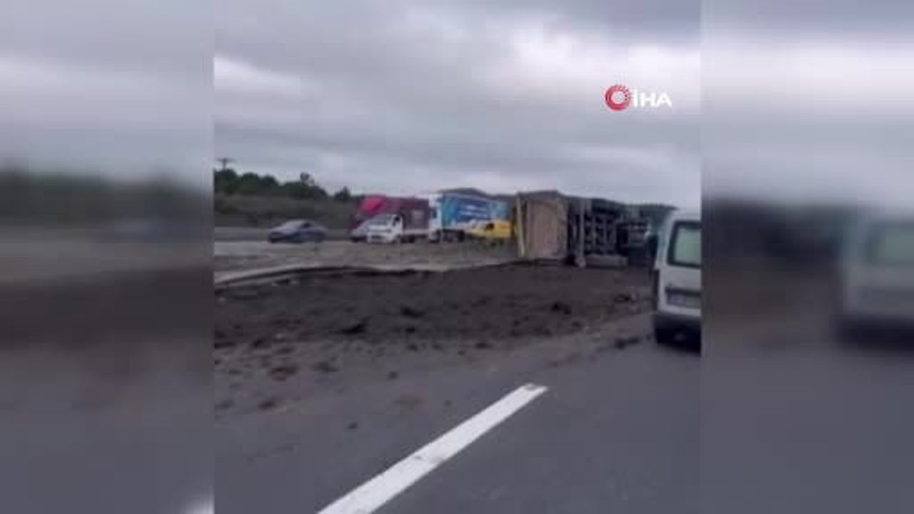 Kuzey Marmara Otoyolu'nda Hafriyat Kamyonu Devrildi — Ekipler Sevk Edildi