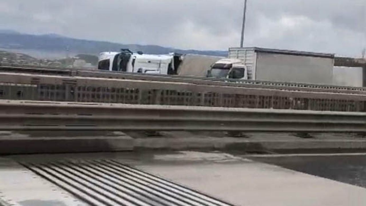 Kuzey Marmara Otoyolu'nda Şiddetli Fırtına: Kocaeli Dilovası'nda 2 Tır Devrildi