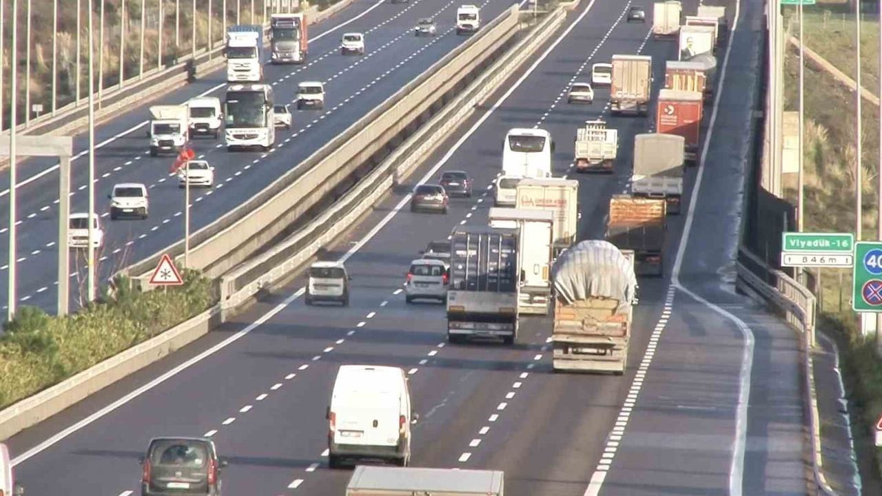 Kuzey Marmara Otoyolu'nda Tırlar Lodosla Zor Anlar