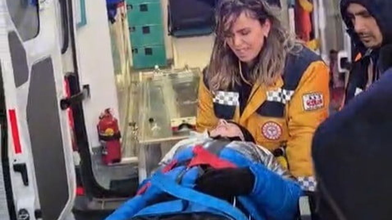 Ladik Akdağ'da 11 Yaşındaki Aytuna'nın Kayak Keyfi Kabusa Döndü: Pistte Çarpıp Kaçtılar, Kalçası Kırıldı