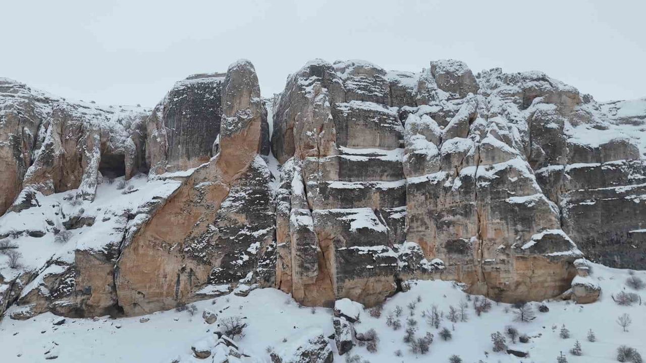 Levent Vadisi Beyaza Büründü: 65 Milyon Yıllık Vadi Kartpostallık Kar Manzarası