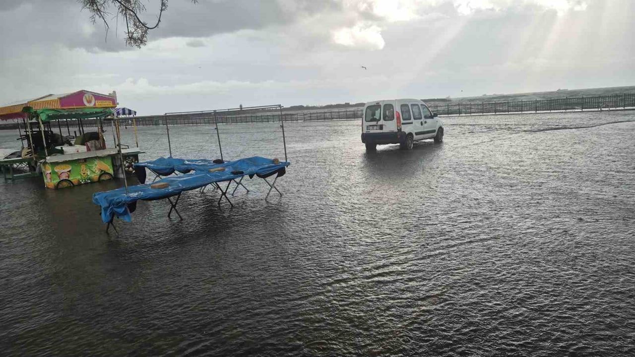 Lodos Tekirdağ Sahilini Sular Altında Bıraktı