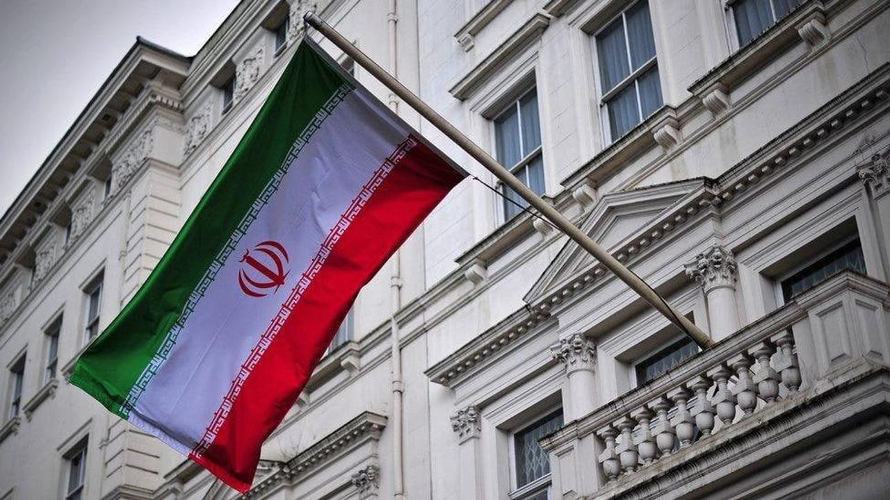 Londra'da İran Büyükelçiliği'nde Eski İran Bayrağı Açıldı