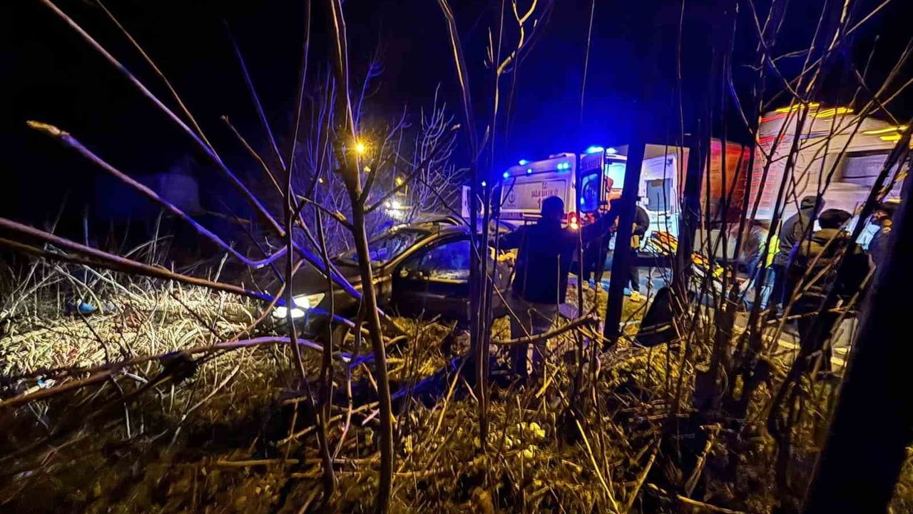 Lüleburgaz'da Kontrolden Çıkan Otomobil Tarlaya Girdi: Sürücü Yaralandı