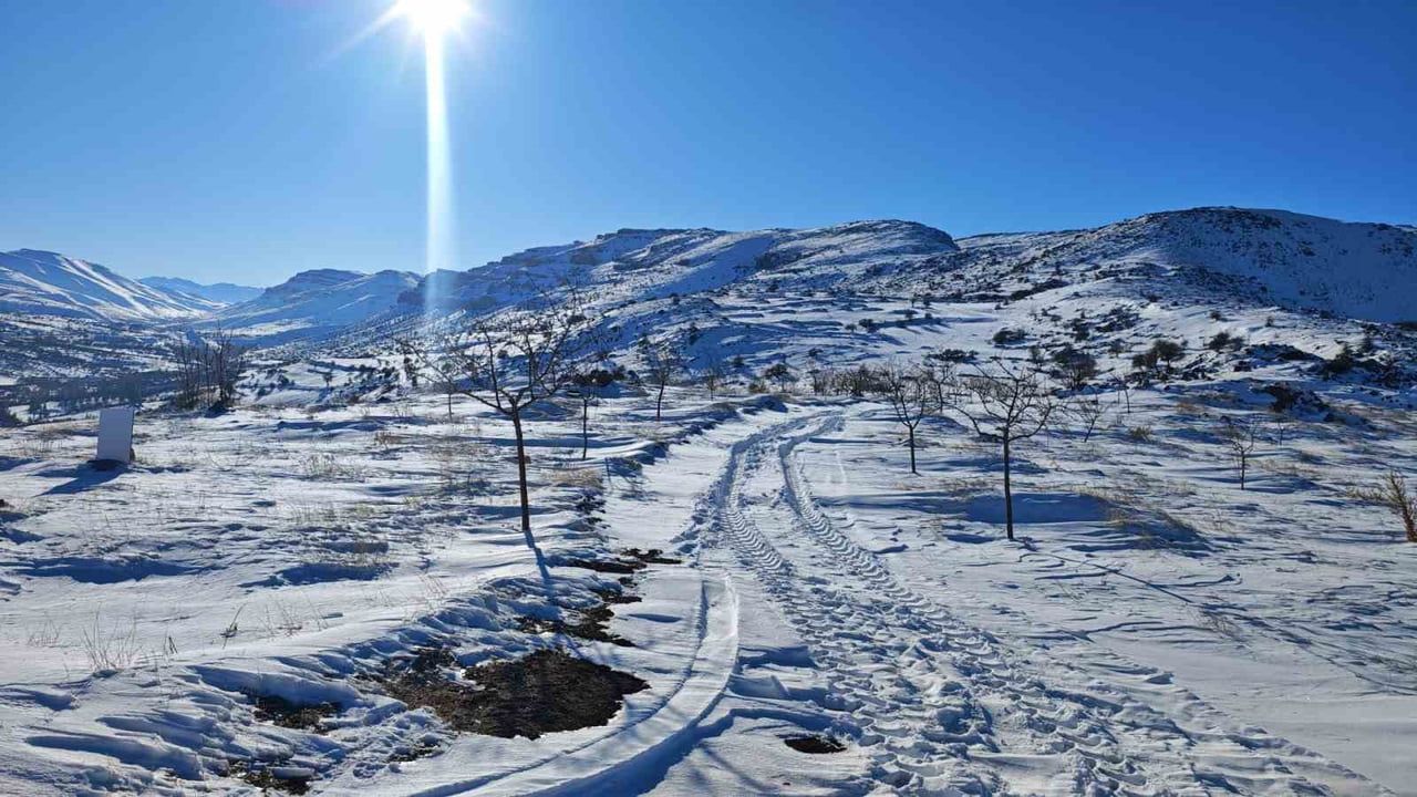 Malatya Akçadağ'da bin 600 rakımda kar keyfi — Kozluca'da arkadaşların ilginç eğlencesi