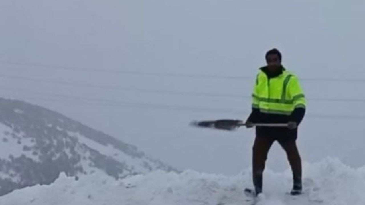 Malatya'da 2 Bin Rakımda Kar Mesaisi: Arapgir'de Damlardaki Kar 1 Metreyi Aştı