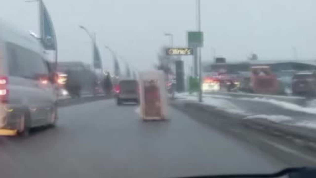 Malatya'da Elektrikli Motosiklet Brandalarla "Yürüyen Dolap" Görüntüsü