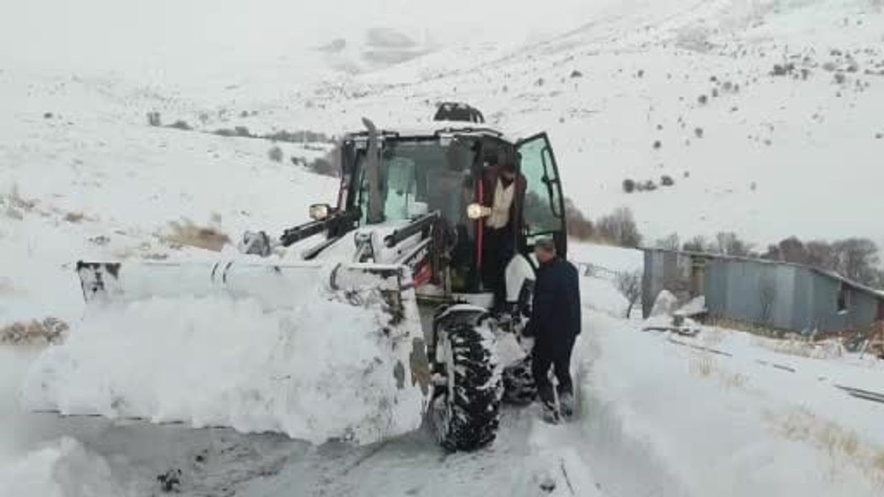 Malatya'da Kar: Büyükşehir 117 Mahalle Yolunu Açtı, Hastaya Ulaştı