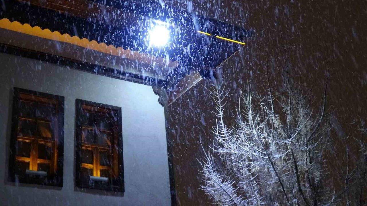 Malatya'da Kar Etkili: Yarım Metreyi Aşan Kar Ulaşımı Aksattı