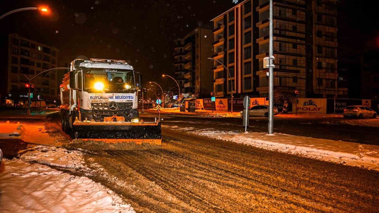 Malatya'da Karla Mücadele 7/24: Büyükşehir Ekipleri Mahsur Kalanları Kurtardı