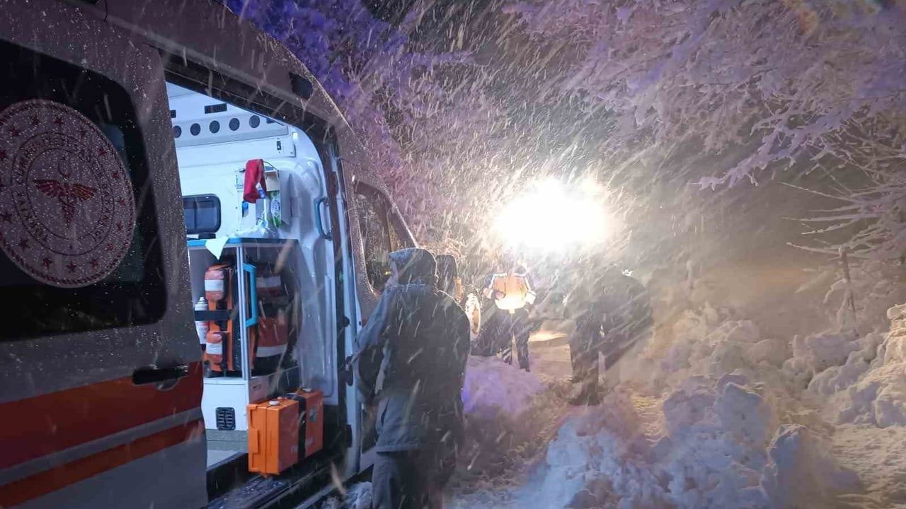 Malatya'da Karla Mücadele: Belediye Ekipleri Mahsur Kalanları Kurtardı