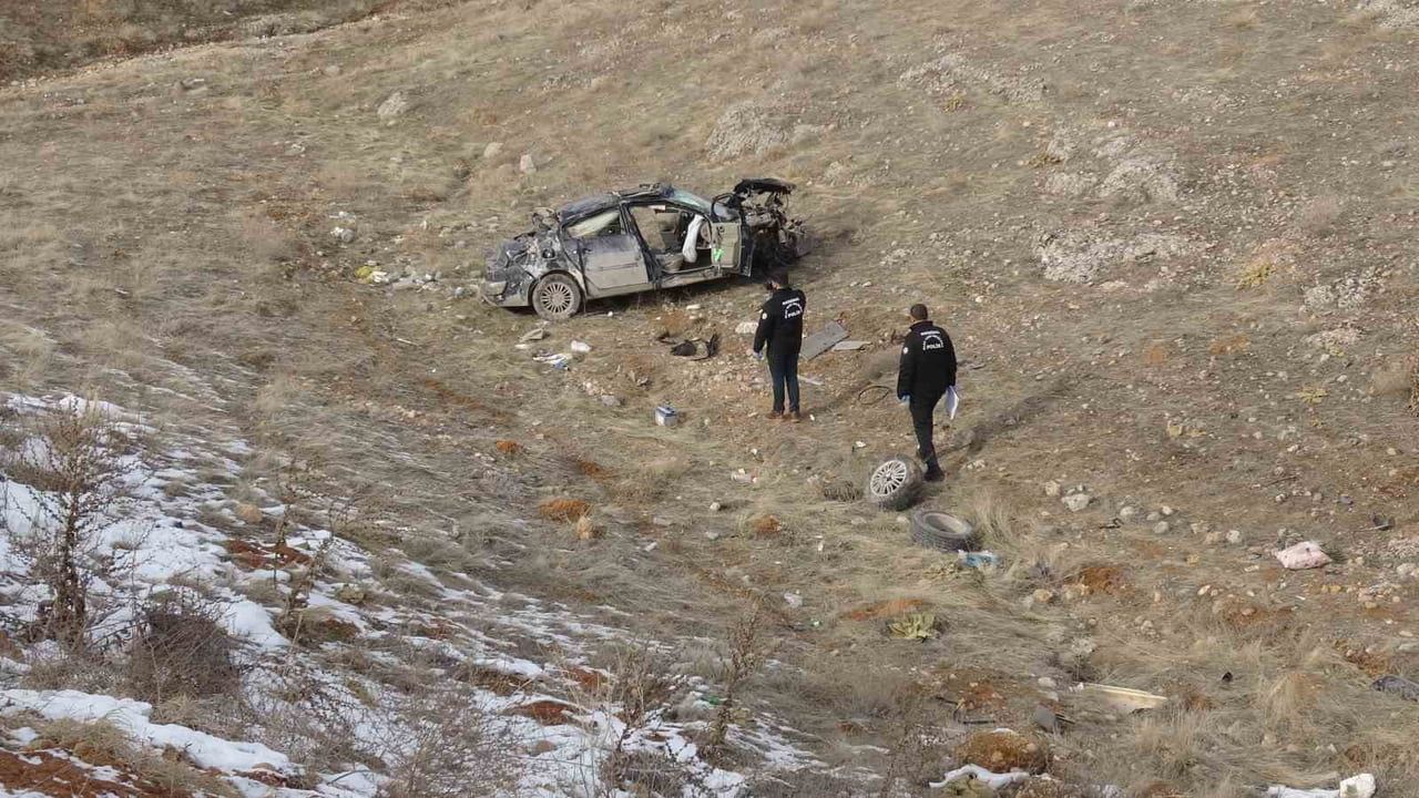 Malatya'da Lastik Patladı: Şarampole Devrilen Otomobilde 1 Ölü, 2 Ağır Yaralı