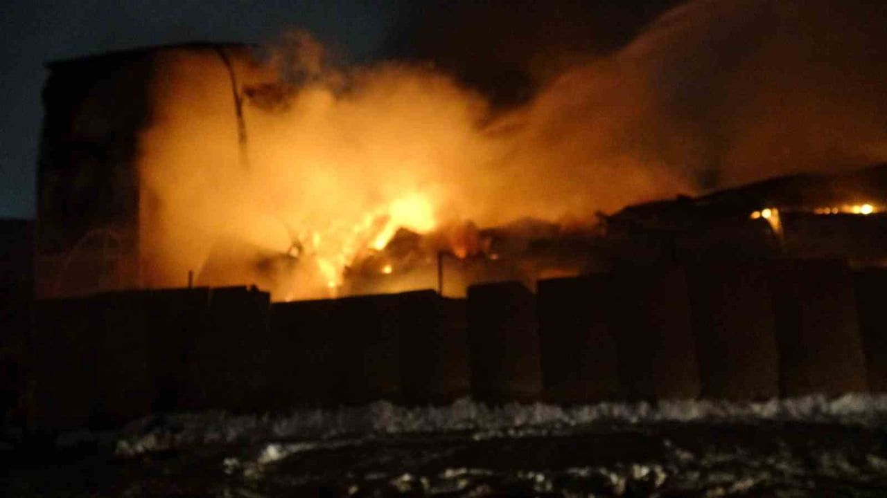 Malatya'da şantiye yatakhanesinde yangın: 2 işçi yaralandı