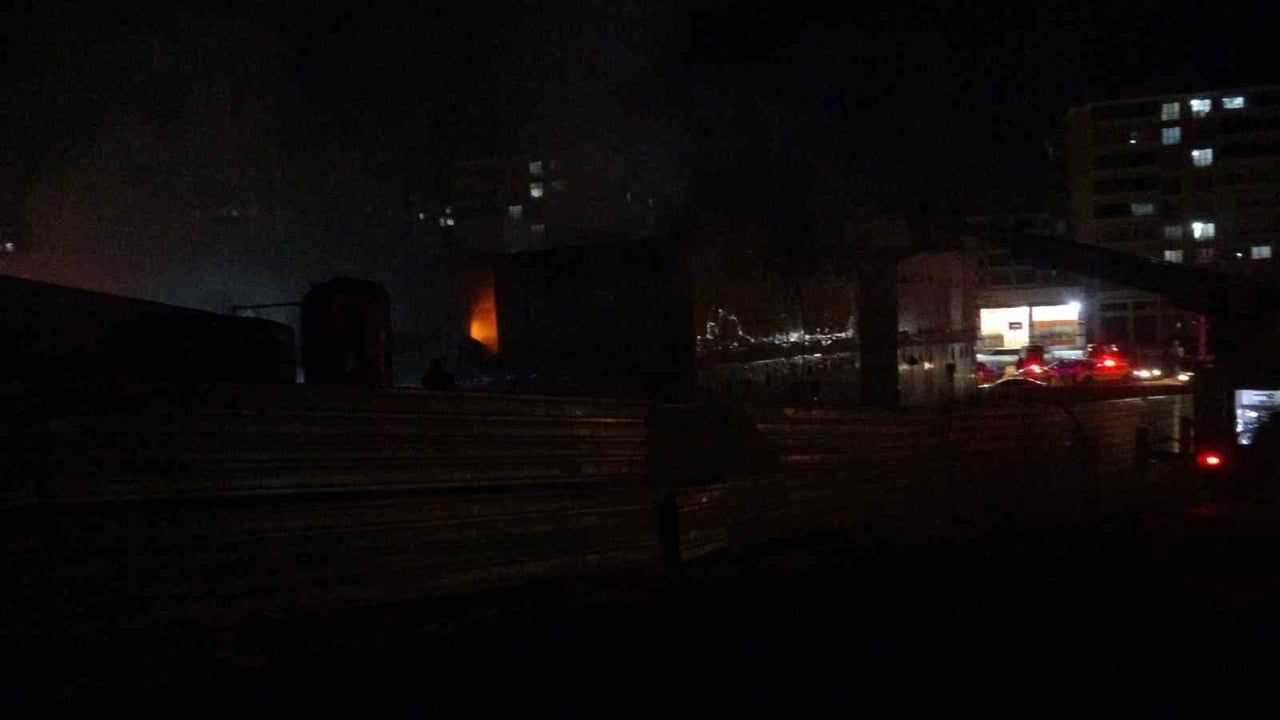 Malatya'da Şantiyede Yatakhane Yangını: Prefabrik Bina Kullanılamaz Hale Geldi