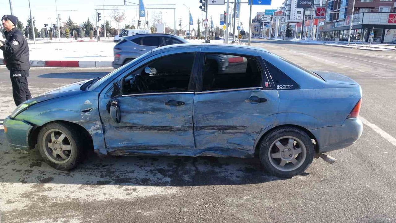 Malatya'da Trafik Kazası: İki Otomobil Çarpıştı, 2 Yaralı