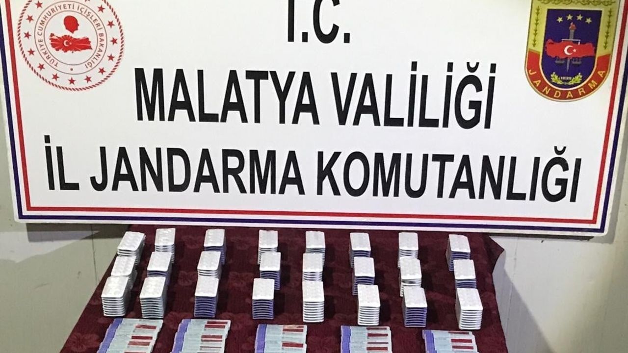 Malatya'da Uyuşturucu Operasyonu: 1.404 Sentetik Ecza ve Ruhsatsız Silah Ele Geçirildi