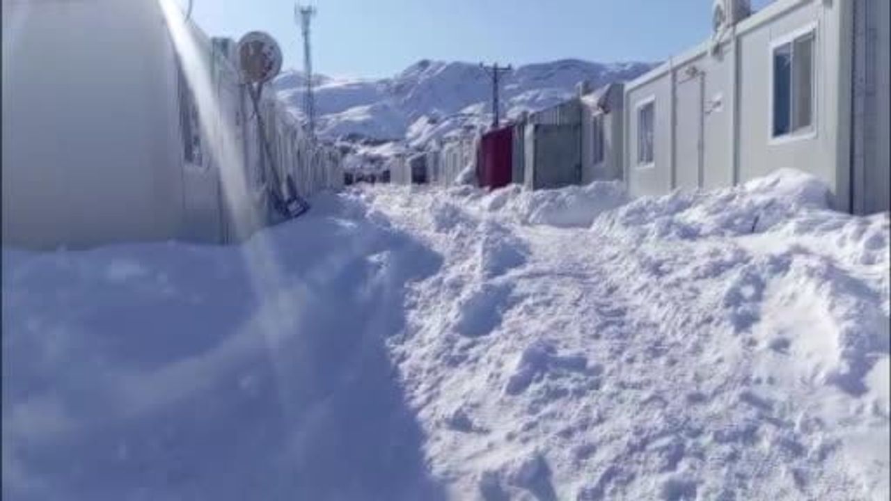 Malatya'da Yoğun Kar: Doğanşehir'de Konteyner Kent Kara Gömüldü
