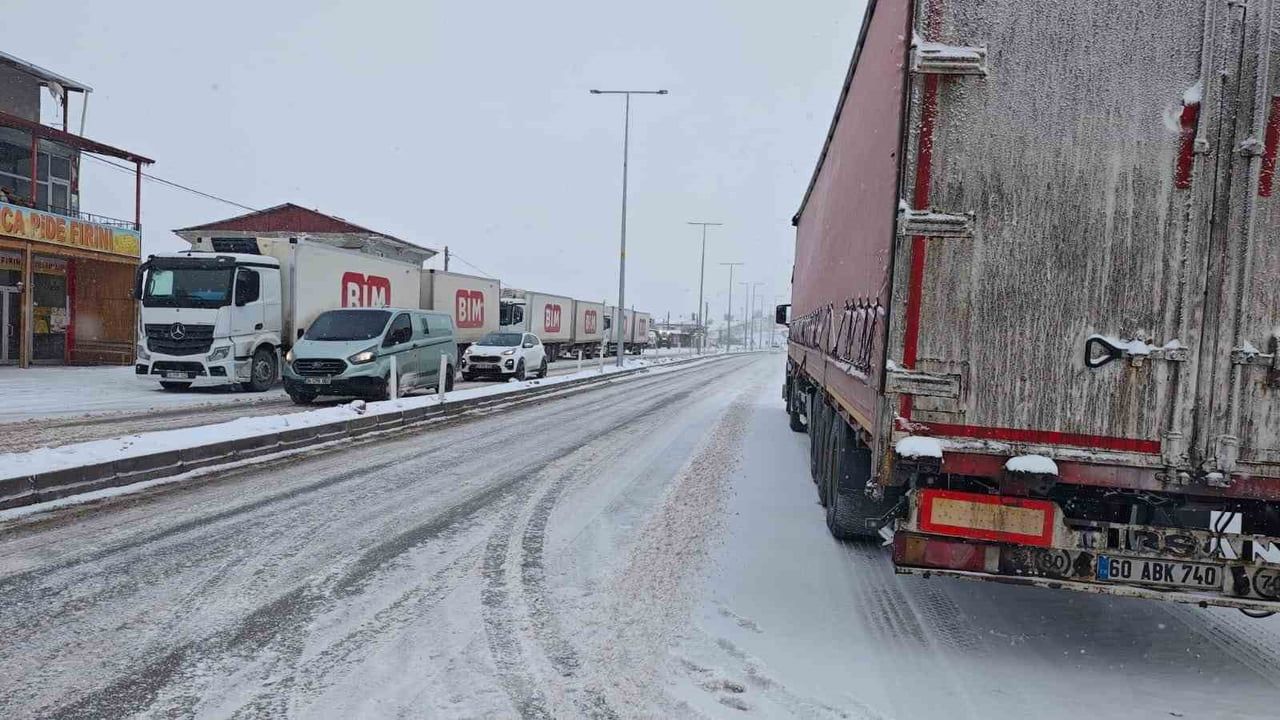 Malatya'da Yoğun Kar Ulaşımı Aksattı: Akçadağ Kozluca'da Ağır Tonajlı Araçlara Geçiş Yasağı