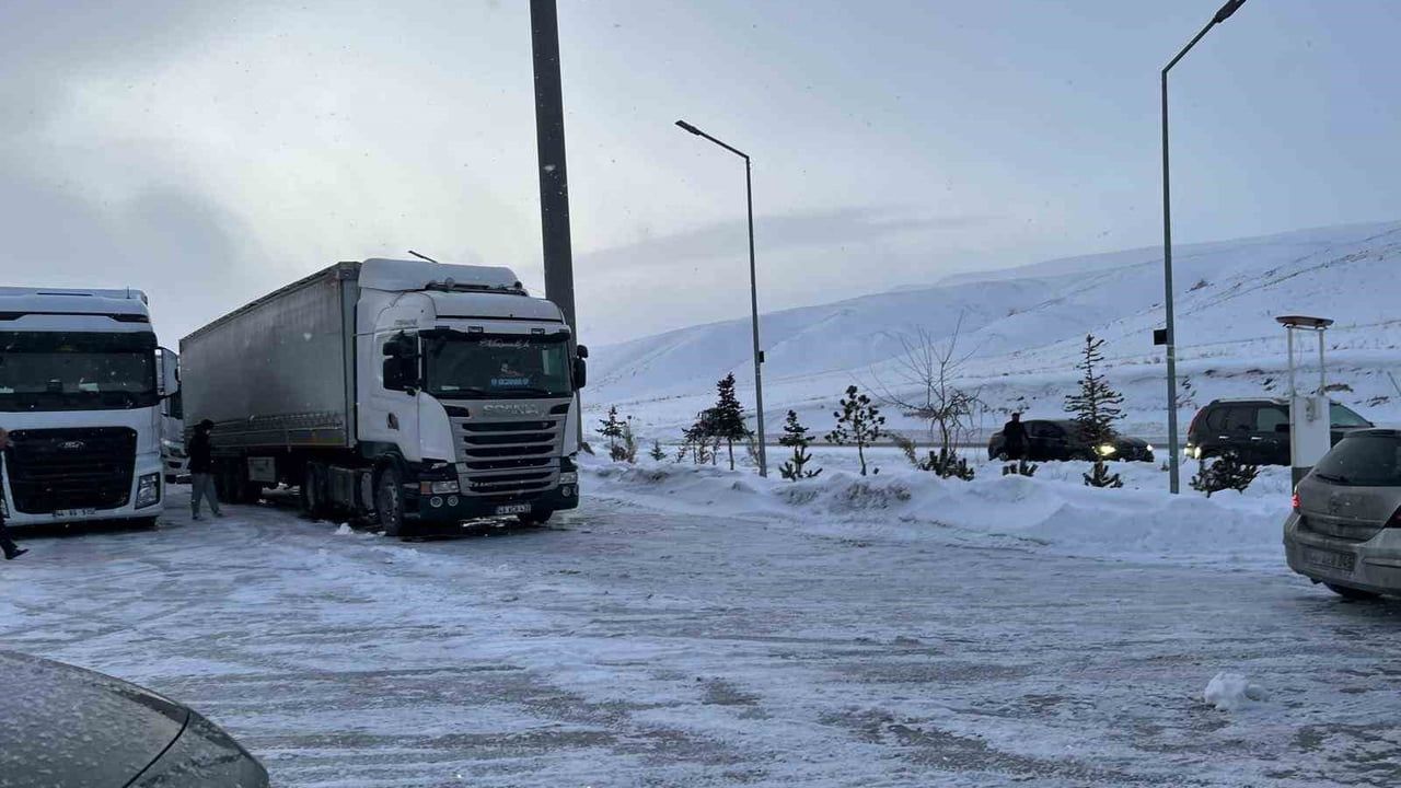 Malatya'da Yoğun Kar ve Tipi Ulaşımı Aksattı