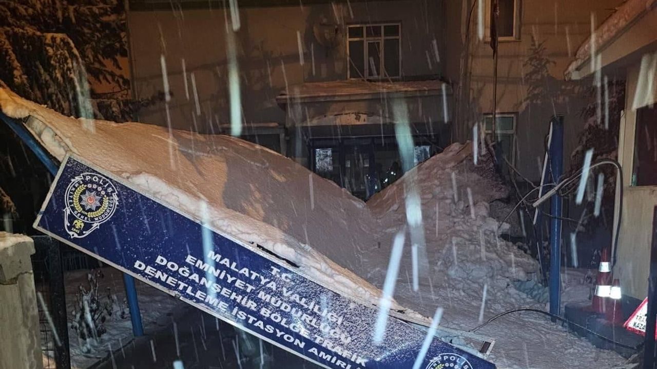 Malatya Sürgü'de Trafik İstasyonu Sundurması Kar Yüküyle Çöktü
