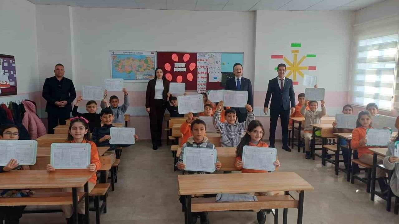 Malazgirt'te 10 bin 200 Öğrenci Karne Sevinci