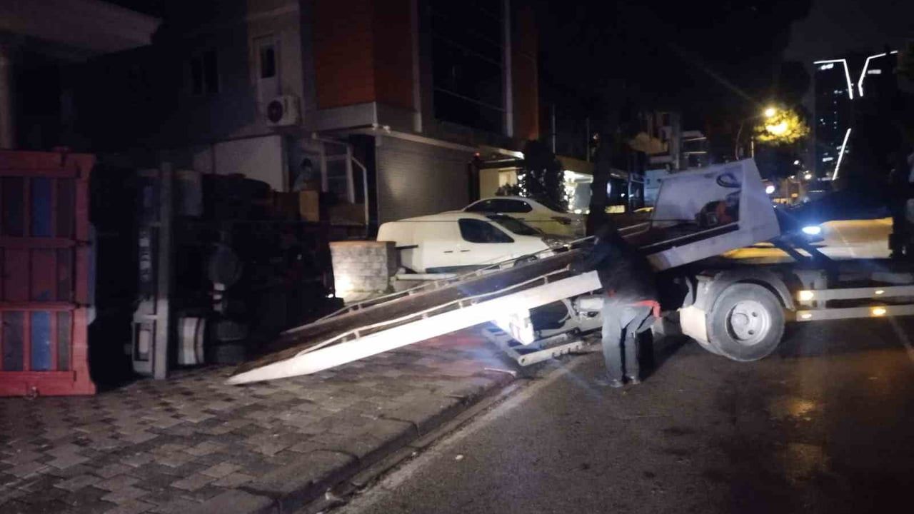 Maltepe'de Moloz Yüklü Kamyonet Park Halindeki Otomobile Devrildi