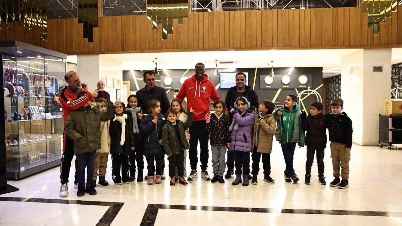 Mame Thiam, Dicle'de Yenilediği Baltacı İlkokulu Öğrencileriyle Buluştu