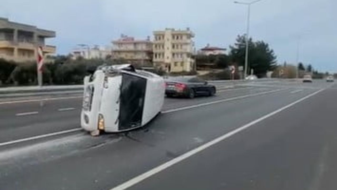 Manavgat D-400'de Emniyet Şeridindeki Araca Çarpma: 2 Yaralı