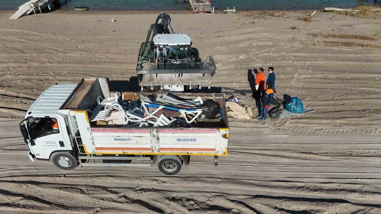 Manavgat Sorgun Boğaz’da 5 saatte 52 torba çöp: DEKAFOK gönüllüleri sahili temizledi