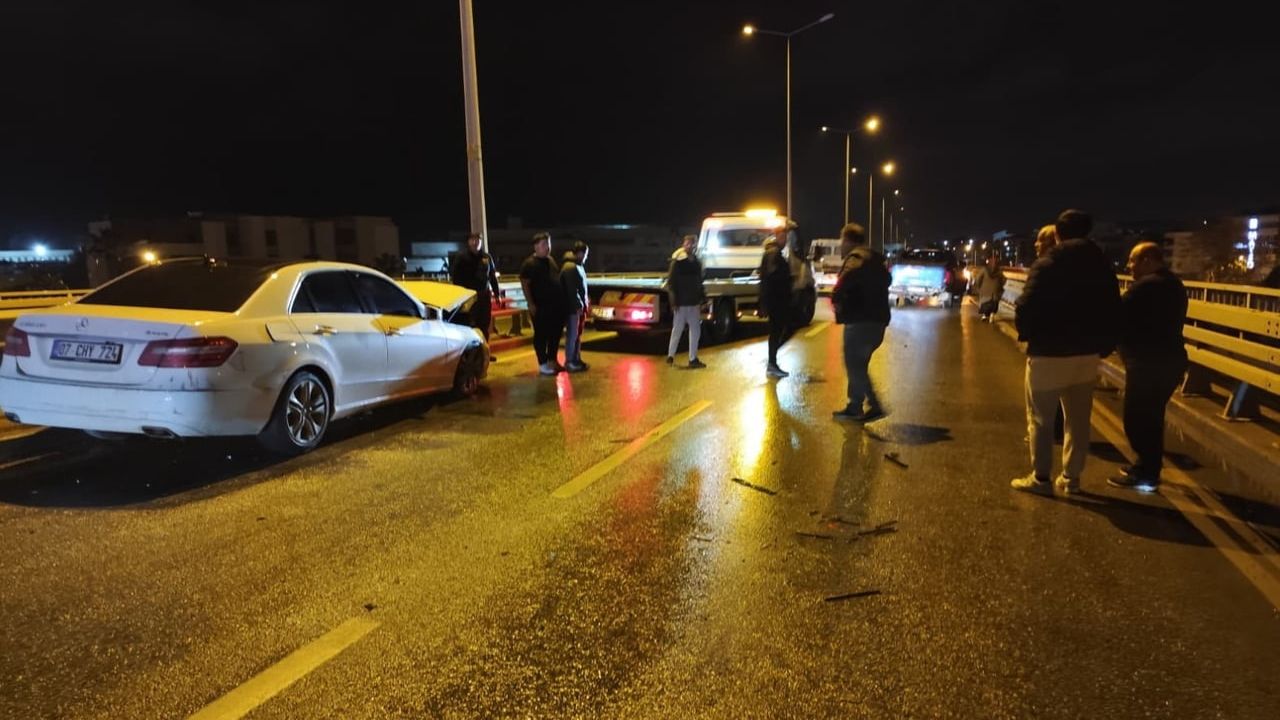 Manavgat’ta 3 Araçlı Zincirleme Kaza: 3 Kişi Yaralandı