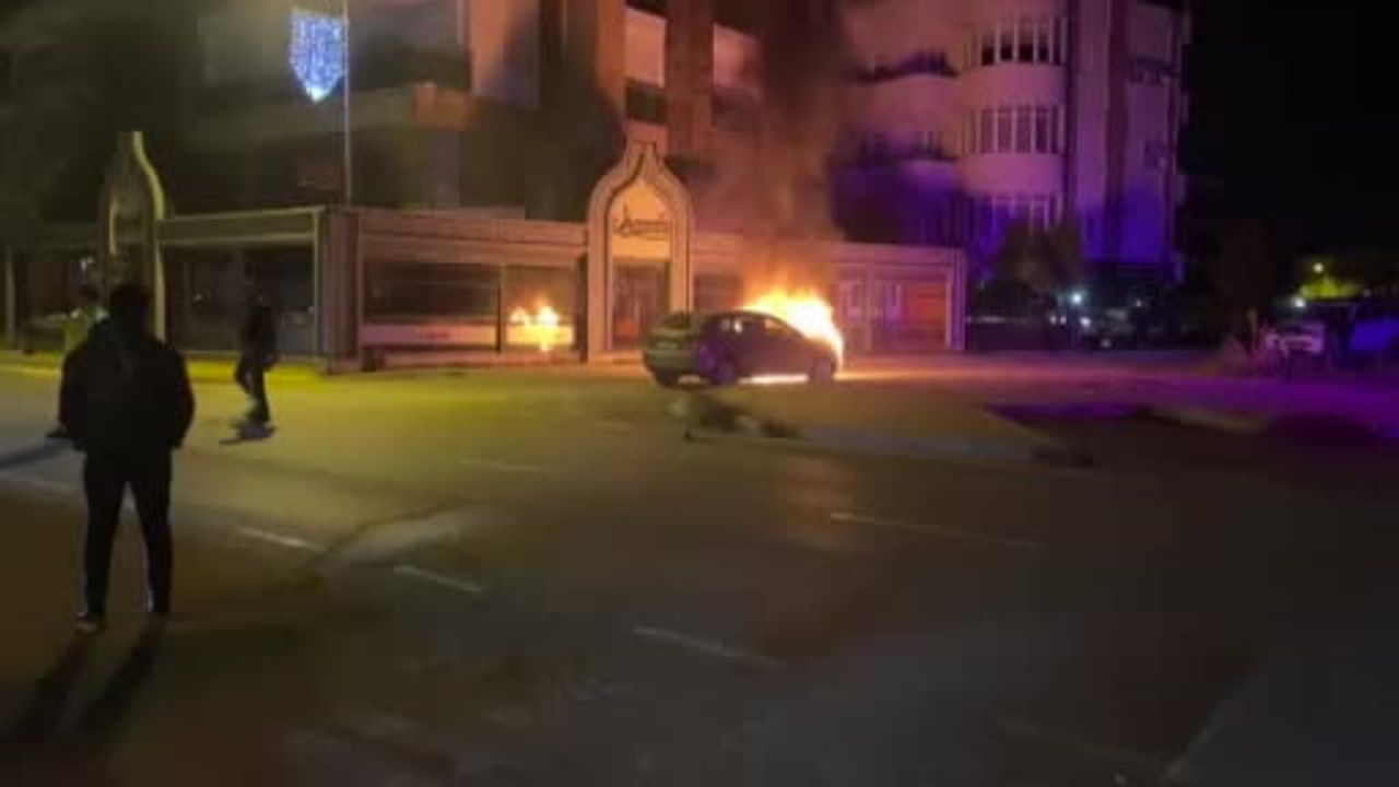 Manavgat'ta Arızalanan Audi İtilirken Motoru Yandı