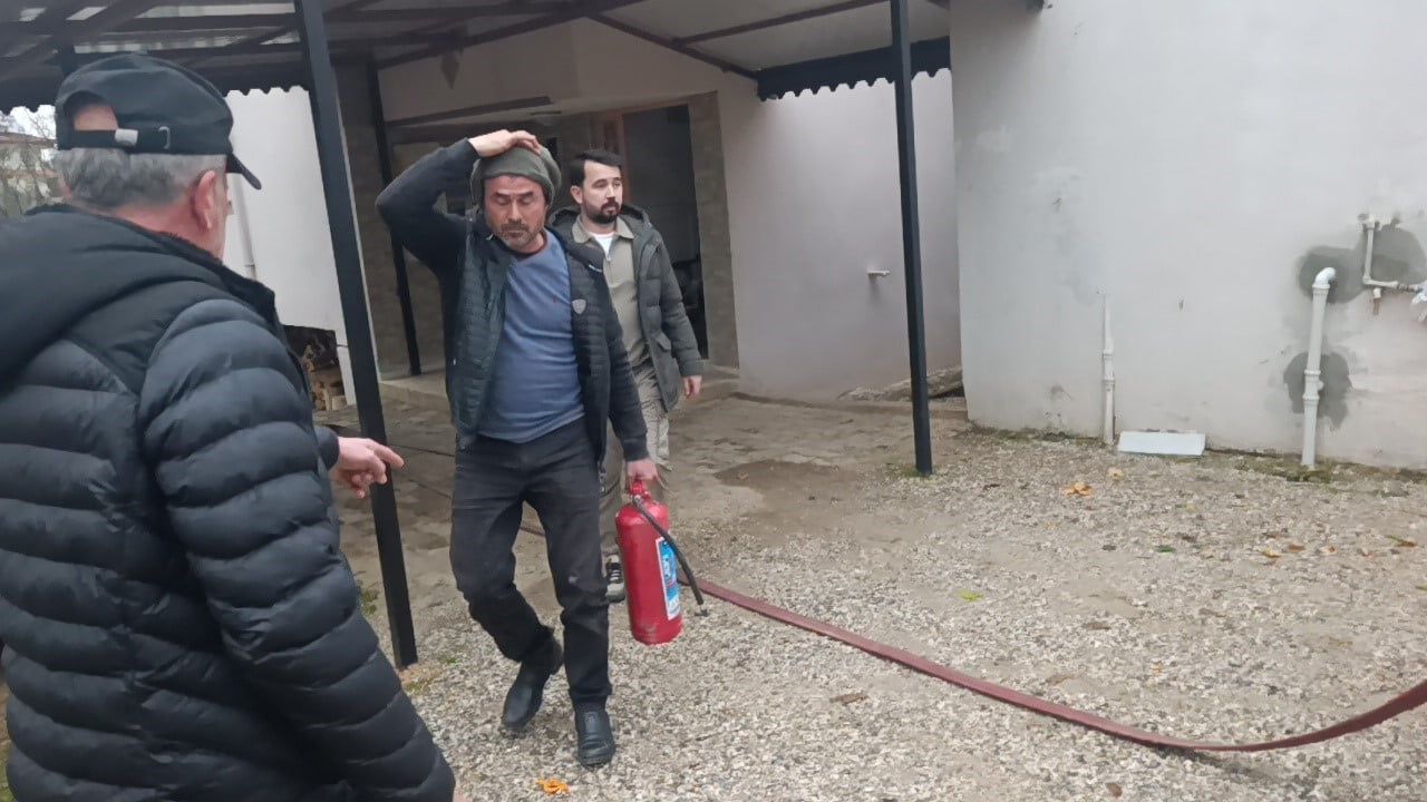 Manavgat'ta Bacadan Kıvılcım Yangını: 4 Kişi Dumandan Etkilendi