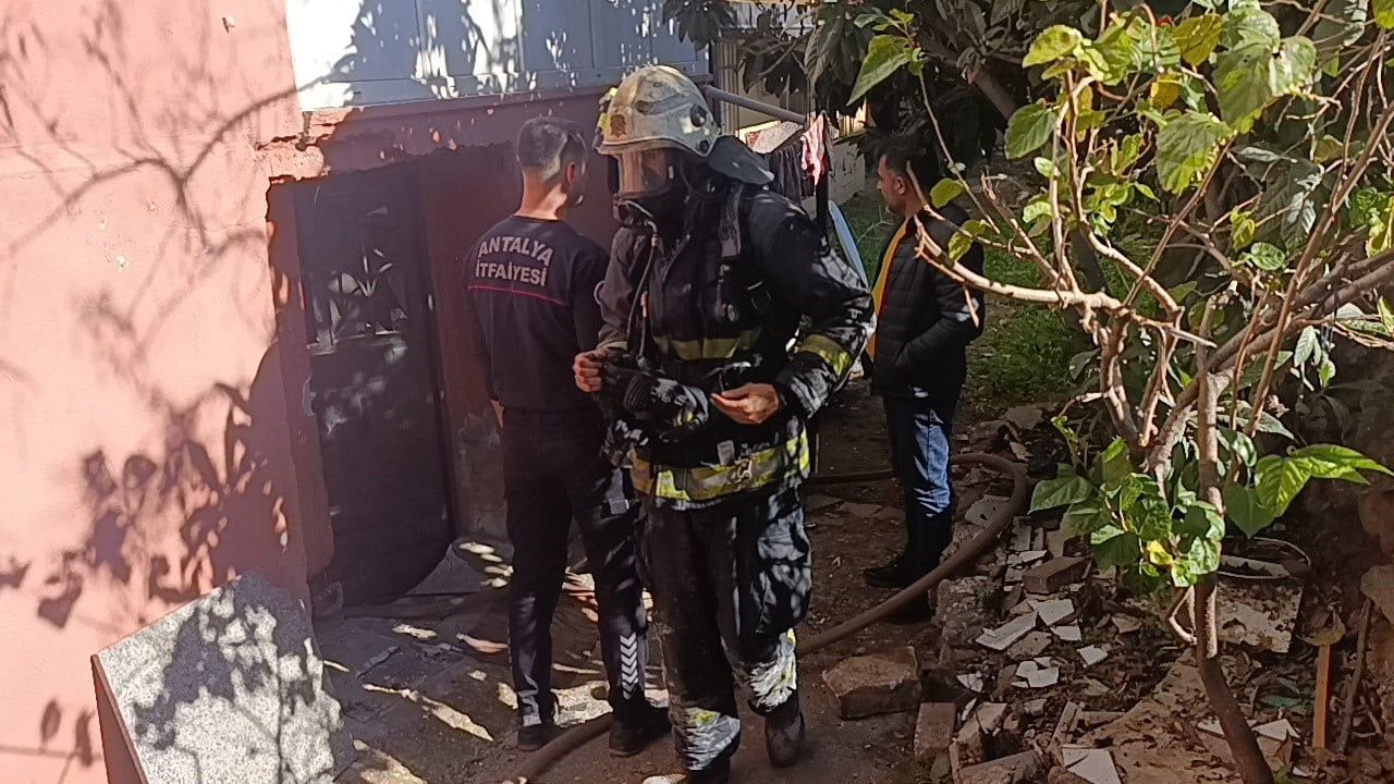 Manavgat'ta Bodrum Katında Çıkan Yangın: Ev Kullanılamaz Hale Geldi