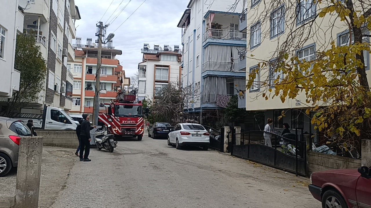 Manavgat'ta Çatı Kilerinde Yangın: Arı Kovanları Kurtarıldı