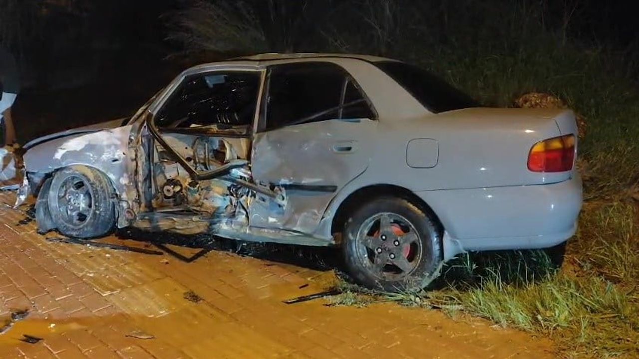 Manavgat'ta direğe çarpan araç hurdaya döndü — sürücü yaralanmadı