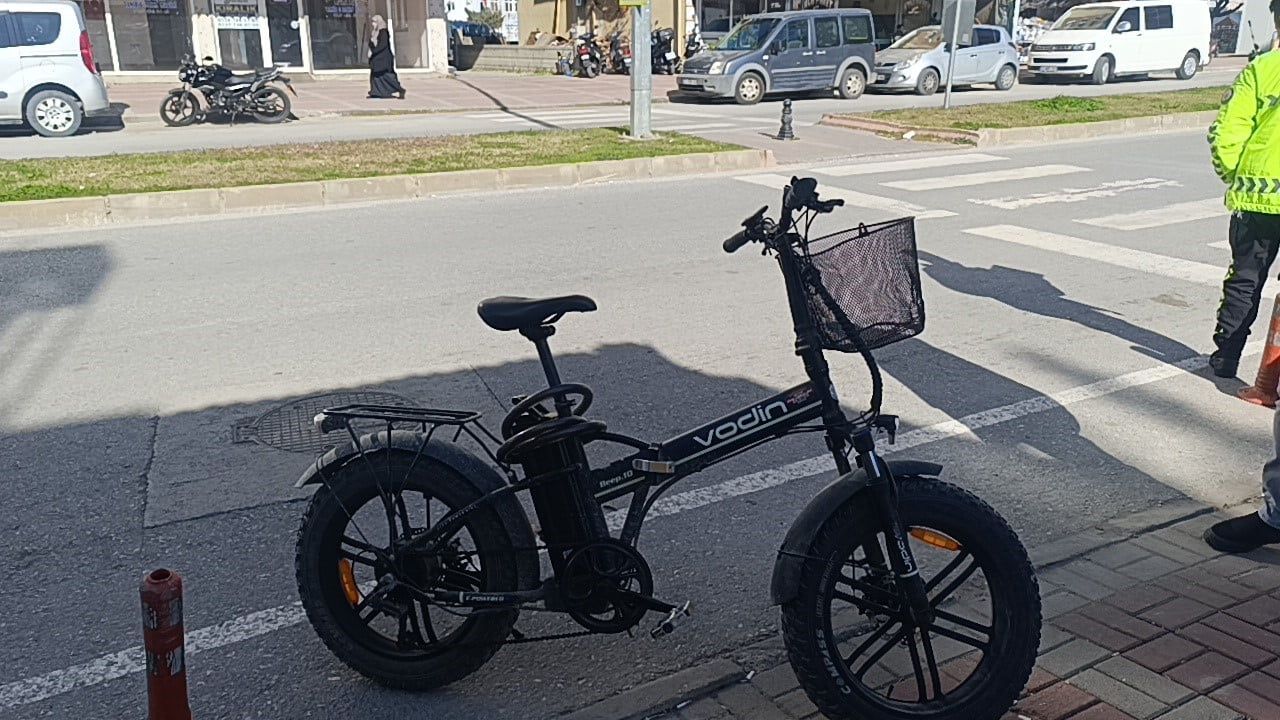 Manavgat'ta elektrikli bisiklet motosiklete arkadan çarptı: 1 yaralı