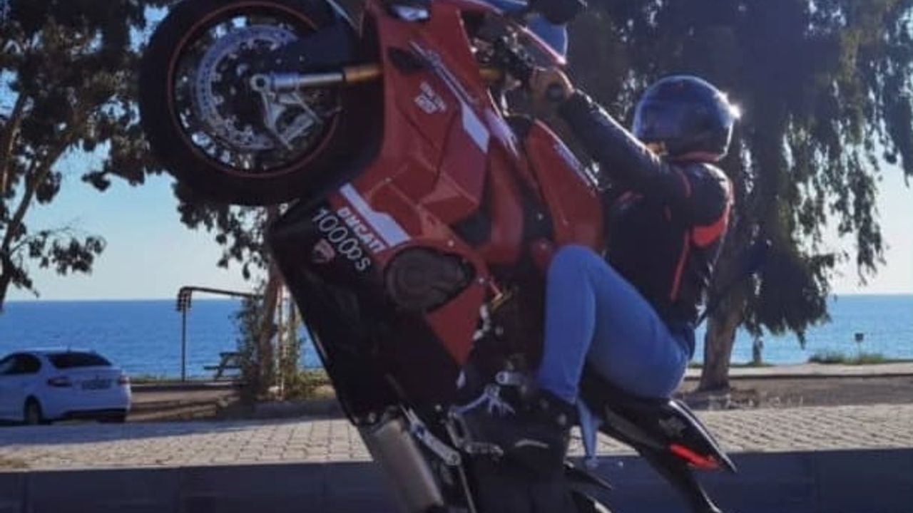 Manavgat'ta Fenomen Motosikletçinin Feci Kazası: Kaskını Kız Arkadaşına Verdi