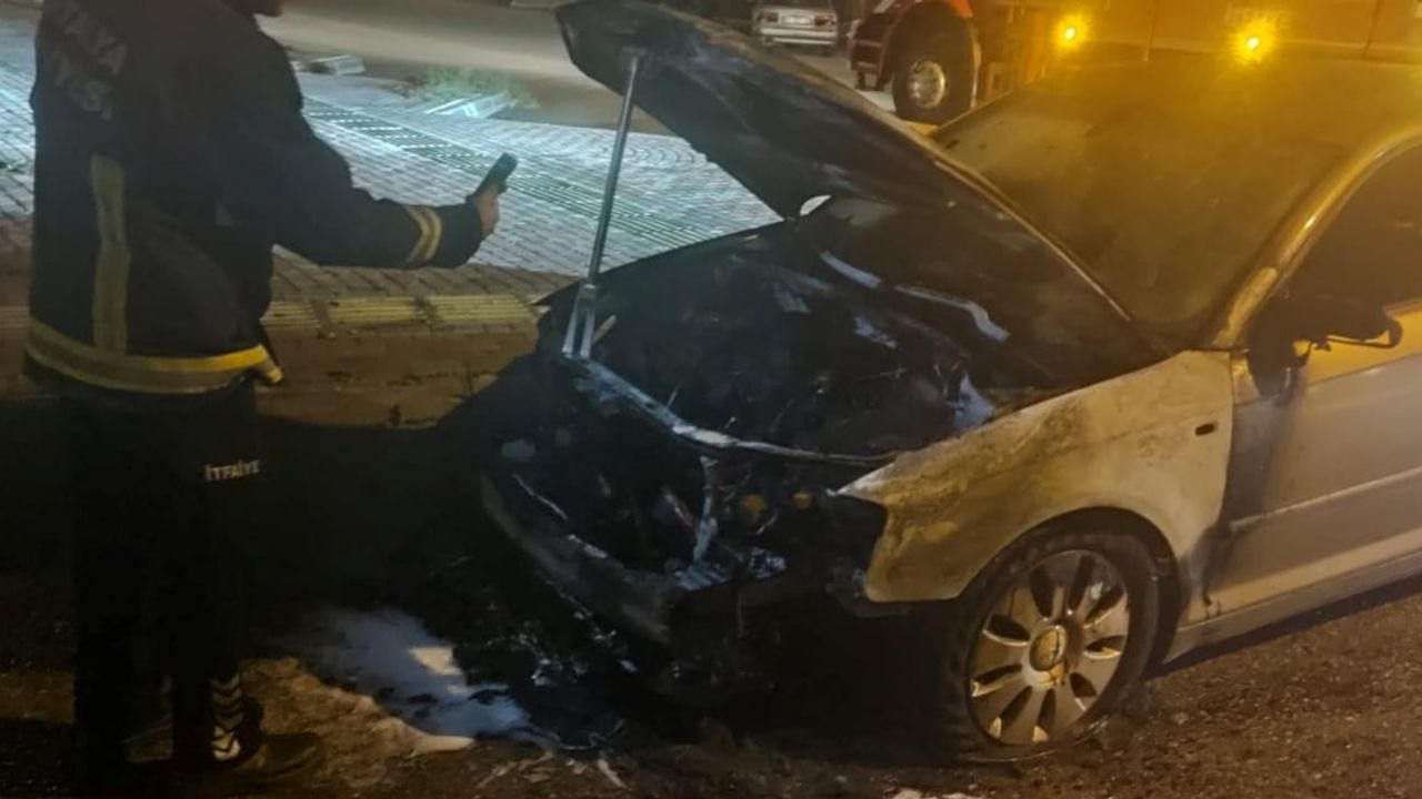 Manavgat'ta İtilerek Çalıştırılan Otomobil Yandı