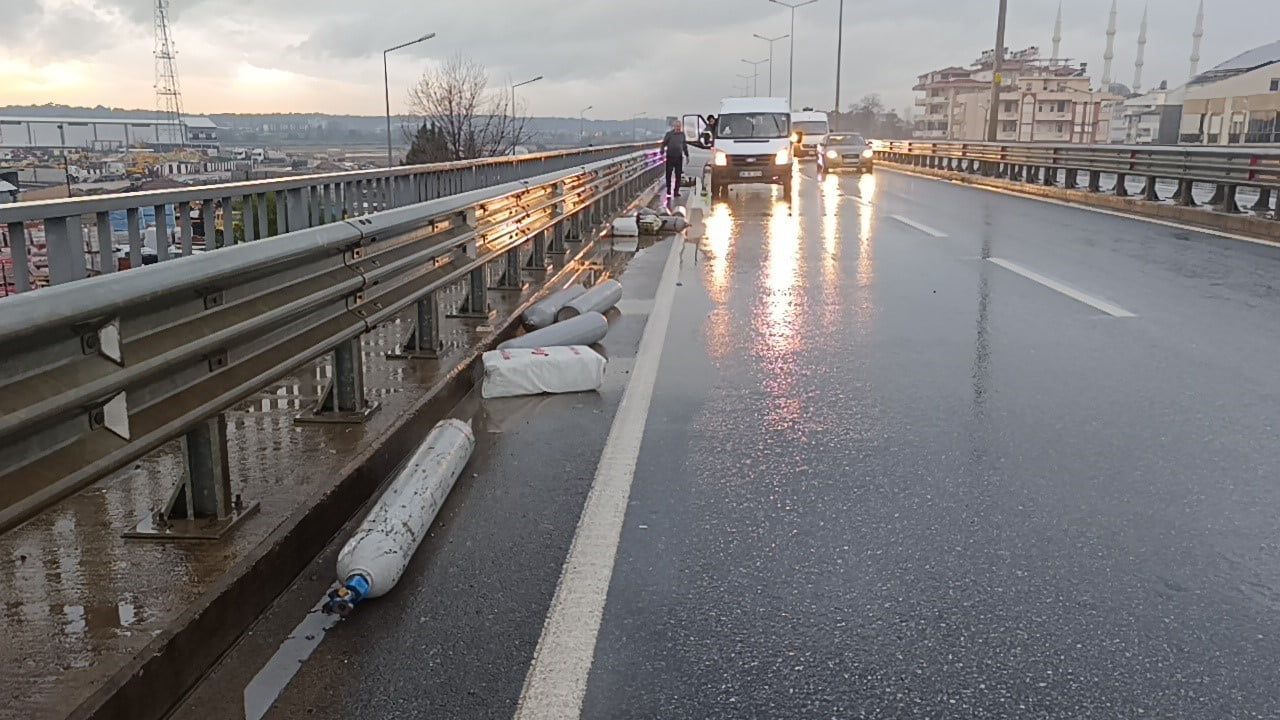 Manavgat'ta Kamyonet Kazası: Etilen Tüpler D-400'de Yola Saçıldı